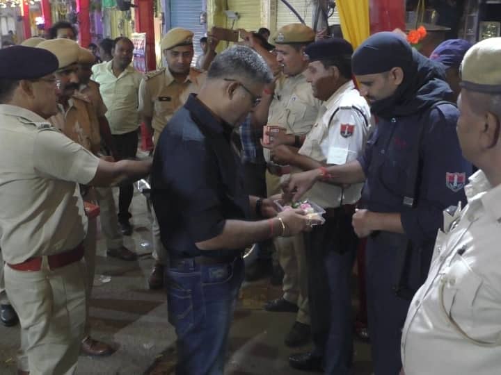 IG and SP feed sweets to Police Personnel on Diwali duty in Bharatpur Rajasthan ANN Bharatpur News: भरतपुर में IG और SP ने दिवाली ड्यूटी पर तैनात जवानों को खिलाई मिठाई, दिया यह संदेश
