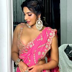 Shama Sikander Pics: गुलाबी साड़ी पहन शमा सिंकदर ने दिवाली पर बांधा समां, तस्वीरें ऐसी देखकर नहीं हटेगी नजर