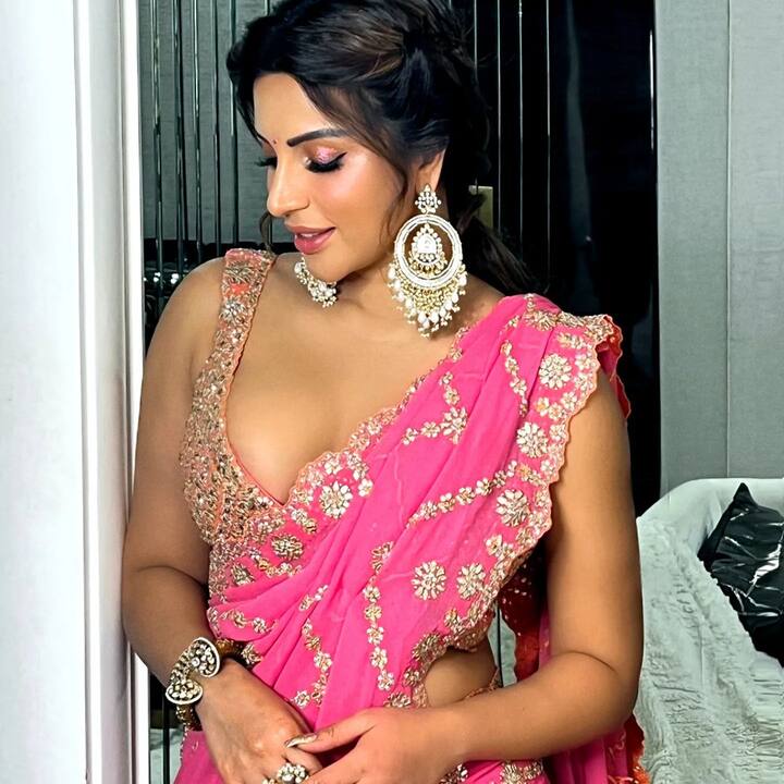 फिल्मों से दूर सोशल मीडिया पर काफी वक्त बिताने वालीं एक्ट्रेस शमा सिकंदर आए दिन सुर्खियों में बनी रहती हैं. दिवाली के फेस्टिवल पर शमा सिकंदर की लेटेस्ट तस्वीरों ने सोशल मीडिया पर समां बांध दिया है.
