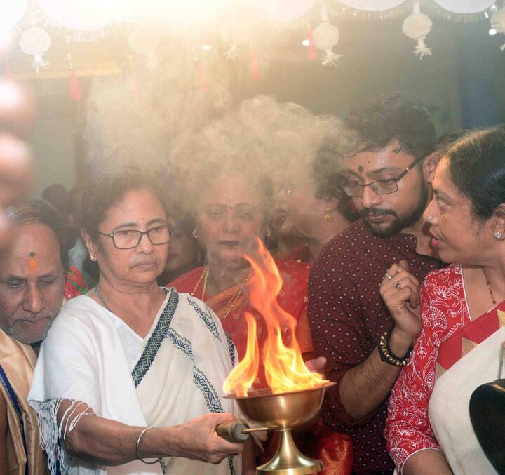 পুজোর ব্যস্ততার মাঝেই মিডিয়ার সামনে এসে এসঙ্গে তিনি সতর্কবার্তা দিয়ে বলেন, বাংলাদেশে ল্যান্ডফল হবে রাত ১২টায়। বাংলায় কাল অবধি ঝড় বৃষ্টি হবে। সতর্ক থাকুন, সহযোগিতা করুন'।