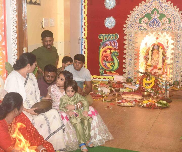 প্রতিবারই কালীপুজোর আয়োজন হয় মুখ্যমন্ত্রী মমতা বন্দ্যোপাধ্যায়ের বাড়িতে। পরিবার নিয়ে ধুমধাম করে শ্যামার আরাধনায় মাতেন মুখ্যমন্ত্রী মমতা বন্দ্যোপাধ্যায়।