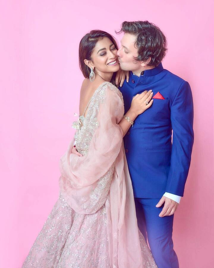 वहीं इस तस्वीर ने एक्ट्रेस के फोटोशूट में चार चांद लगा दिए है. जिसमें वो एक बार फिर अपने पति को किस करती हुई नजर आई हैं.