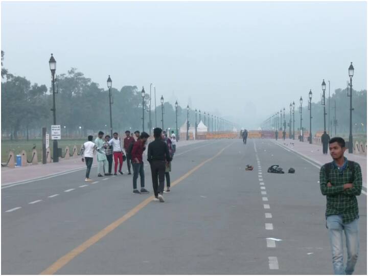 दिवाली के अगले दिन दिल्ली से लेकर तमिलनाडु तक प्रदूषण का स्तर गंभीर श्रेणी में चला गया. हालात ये हो गए कि सुबह के वक्त दिल्ली में राष्ट्रपति भवन भी स्मॉग के कारण सही से दिखाई नहीं दे रहा था. आसमान में स्मॉग छाया रहा.