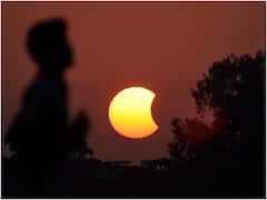 Surya Grahan Photos: देश से लेकर विदेश तक...तस्वीरों में देखें कैसा रहा सूर्य ग्रहण