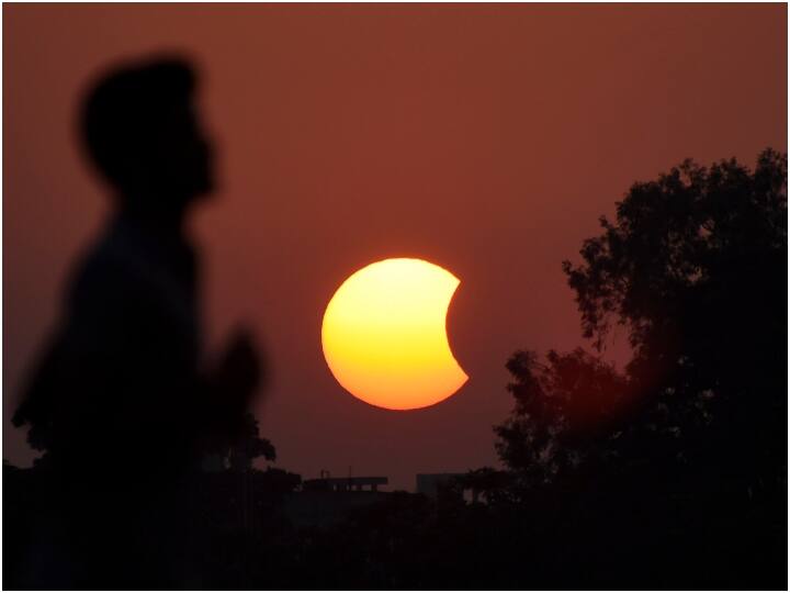 धार्मिक और वैज्ञानिक दोनों दृष्टियों से साल के आखिरी सूर्य ग्रहण का विशेष महत्व रहा. यह आंशिक सूर्य ग्रहण था. बता दें कि इस साल का पहला सूर्य ग्रहण 30 अप्रैल को लगा था. ये साल का दूसरा और आखिरी सूर्य ग्रहण रहा. ये फोटो पटना की है. (Photo Source- PTI)