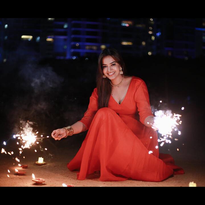 2016లో వచ్చిన ‘తుంటరి’ సినిమాతో హీరోయిన్ గా పరిచయం అయ్యింది. Photo Credit: Poojitha Ponnada/Instagram