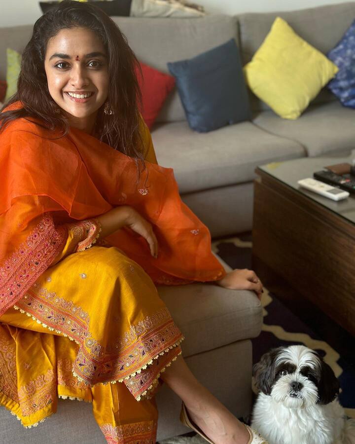 ఇటీవల మహేష్ హీరోగా చేసిన ‘సర్కారు వారి పాట’లో హీరోయిన్ గా నటించి ఫర్వాలేదు అనిపించింది. Photo@Keerthy Suresh/instagram