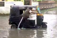 વાવાઝોડા સિતરંગની અસર, આસામનું ગુવાહાટીમાં ધોધમાર વરસાદથી પાણી ભરાતાં વાહન ચાલકો પરેશાન, જુઓ તસવીરો