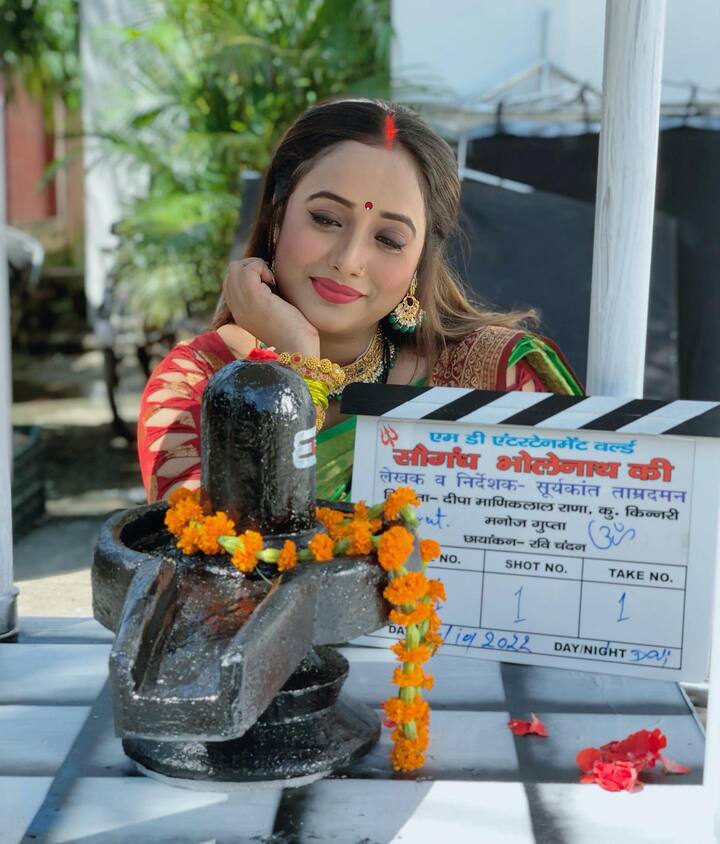 फिलहाल एक्ट्रेस सौगंध भोलेनाथ की फिल्म में काम कर रही हैं. एक्ट्रेस रोजाना इस फिल्म के बिहाइंड द सीन फैंस के साथ शेयर करती नजर आती हैं.