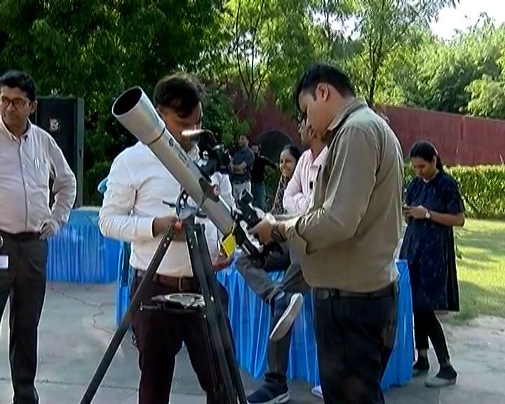અમદાવાદમા સૂર્યગ્રહણ નીહાળતાં લોકો.