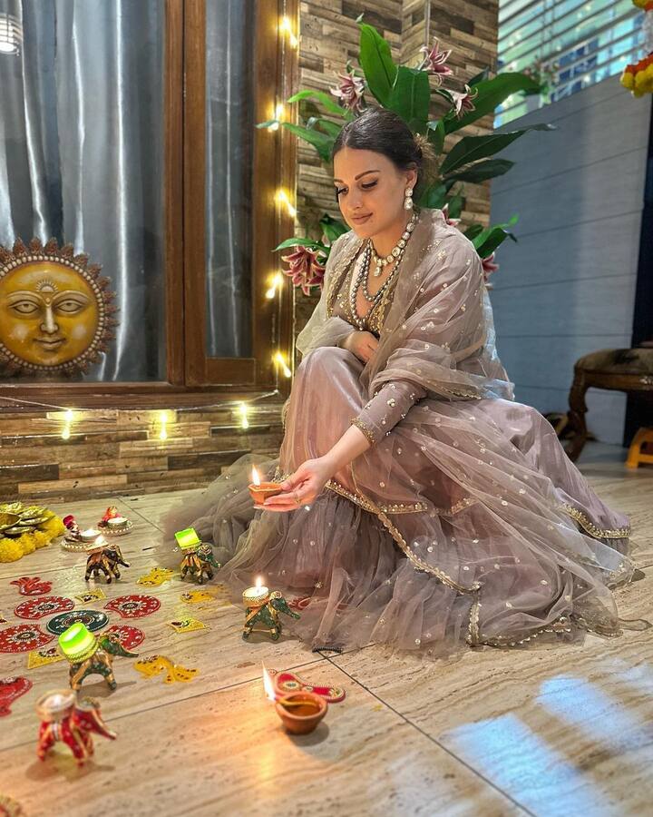 वहीं बात करें एक्ट्रेस के लुक की तो हिमांशी ने अपने लुक को हैवी ज्वेलरी, बालों में और लाइट मेकअप के साथ पूरा किया है.