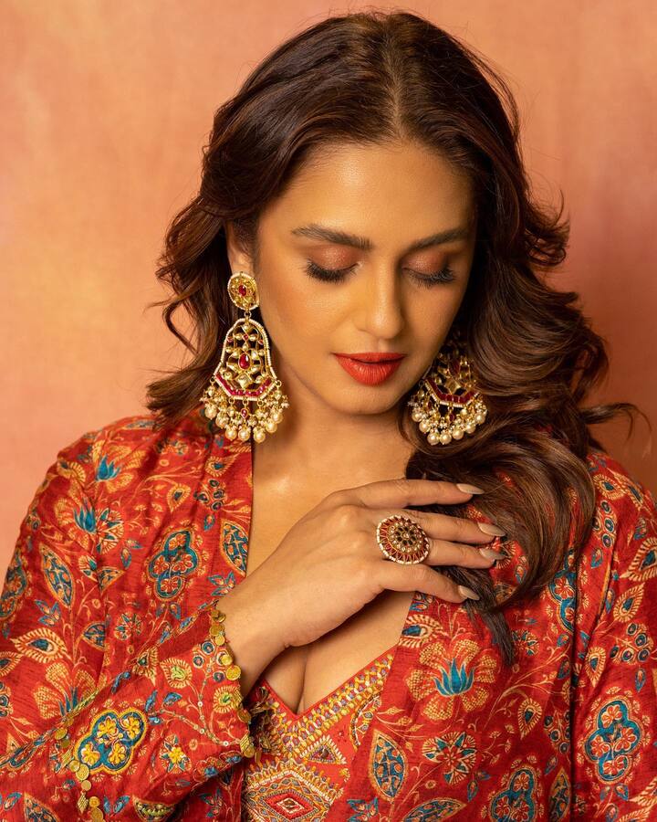 ਇੰਨਾ ਹੀ ਨਹੀਂ Huma Qureshi ਹੱਥ 'ਚ ਪਰਸ, ਕੰਨਾਂ 'ਚ ਝੁਮਕੇ ਅਤੇ ਖੁੱਲ੍ਹੇ ਸ਼ੀਸ਼ਿਆਂ 'ਚ ਆਪਣੇ ਸ਼ਾਨਦਾਰ ਅੰਦਾਜ਼ ਨਾਲ ਇਕੱਠ ਨੂੰ ਲੁੱਟ ਰਹੀ ਹੈ।