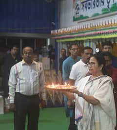 Mamata Banerjee: বাড়ির কালীপুজোর তদারকি, অতিথি আপ্যায়ন থেকে ভোগ রান্না, সারাদিন অন্য ভূমিকায় মুখ্যমন্ত্রী