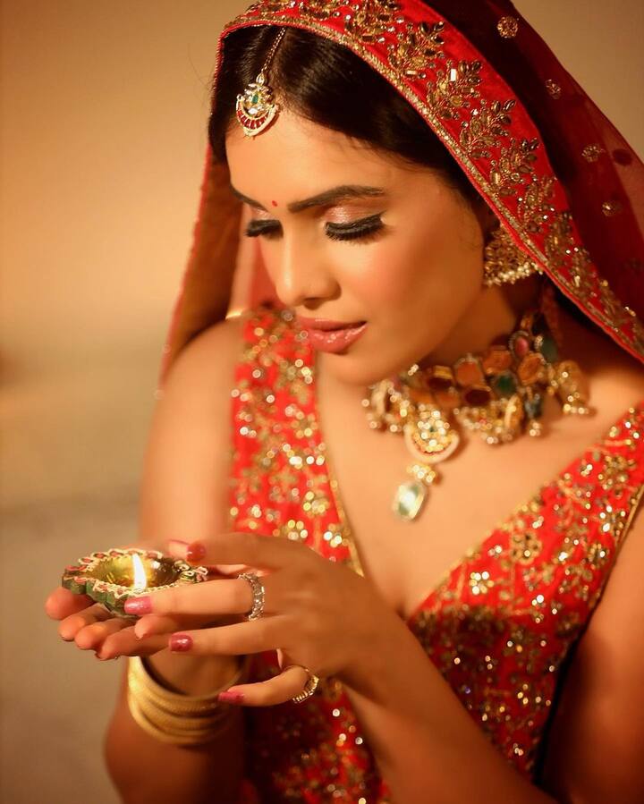 हर तस्वीर में नेहा का एक अलग एक्सप्रेशन देखने को मिल रहा है. जो फैन्स के दिलों पर छुरियां चला रहे हैं.