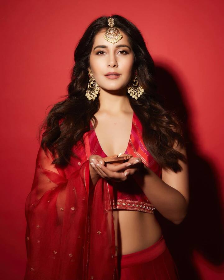 राशी खन्ना हिने अनेक तेलगू चित्रपटांमध्ये अभिनय केला आहे.