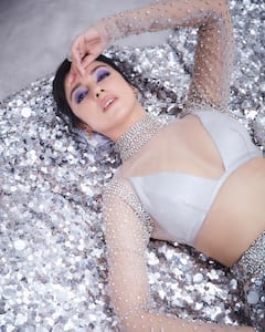 चमचमाती व्हाइट ड्रेस में अप्सरा सी खूबसूरत लगीं Divya Khosla Kumar, फोटोज़ देख कहीं आप भी न हार बैठें दिल!