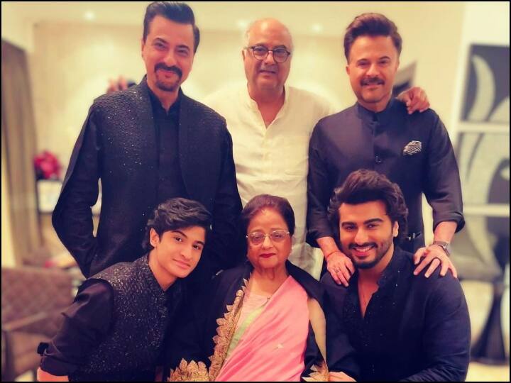 Arjun Kapoor shared Diwali celebration pics with three generations seen in one frame Arjun Kapoor ने परिवार के साथ मनाई दिवाली, एक फ्रेम में तीन जनरेशन देख फैंस ने कुछ यूं किया रिएक्ट