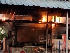 राजस्थान: राजस्थान के बारां रेलवे स्टेशन की कैंटीन की गुमटी में लगी भीषण आग, लपटें देख मचा हड़कंप