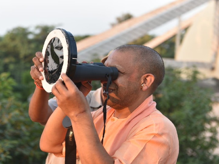 Surya Grahan 2022: टेलीस्कोप और चश्मे से सीएम योगी ने गोरखपुर में देखा सूर्य ग्रहण का नजारा