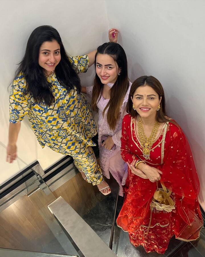 ਇਸ ਤਸਵੀਰ 'ਚ ਰੁਬੀਨਾ ਆਪਣੀ ਭੈਣ ਅਤੇ ਖਾਸ ਦੋਸਤ ਨਾਲ ਪੋਜ਼ ਦੇ ਰਹੀ ਹੈ। ਅਭਿਨੇਤਰੀ ਵੀ ਲਾਲ ਰੰਗ ਦੀ ਜੋੜੀ 'ਚ ਬੇਹੱਦ ਖੂਬਸੂਰਤ ਲੱਗ ਰਹੀ ਹੈ।