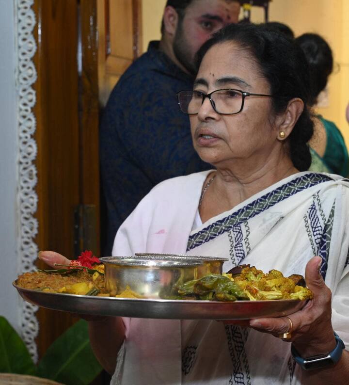 নিজের হাতে রাঁধেন ভোগও। প্রতিবারের মতো এবছরেও দেখা গেল একই ছবি। নিয়ম মেনেই পুজোর আয়োজন করলেন মুখ্যমন্ত্রী। নিজের হাতে রাঁধলেন ভোগও।