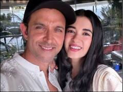 एक जैसी ड्रेस..क्यूट स्माइल, ऋतिक रोशन और सबा आजाद ने एक साथ मनाई दिवाली, देखें तस्वीरें