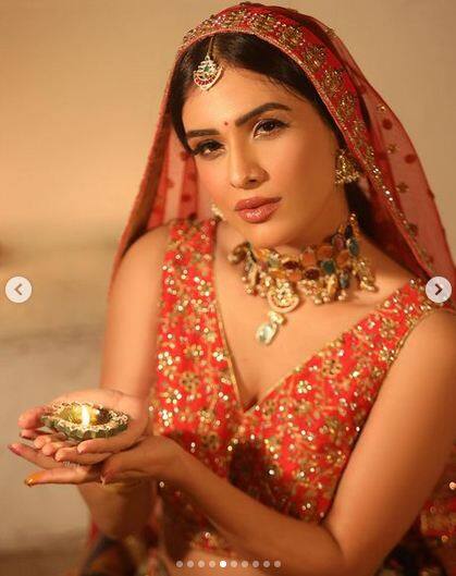 ਨੇਹਾ ਨੇ ਆਪਣੇ ਲੁੱਕ ਨੂੰ ਮਲਟੀ-ਕਲਰਡ ਨੇਕਲੈੱਸ ਅਤੇ ਕੰਨਾਂ 'ਚ ਮੇਲ ਖਾਂਦੇ ਇਰਰਿੰਗਸ ਨਾਲ ਪੂਰਾ ਕੀਤਾ। ਇਹ ਤਸਵੀਰਾਂ ਤੇਜ਼ੀ ਨਾਲ ਵਾਇਰਲ ਹੋ ਰਹੀਆਂ ਹਨ।