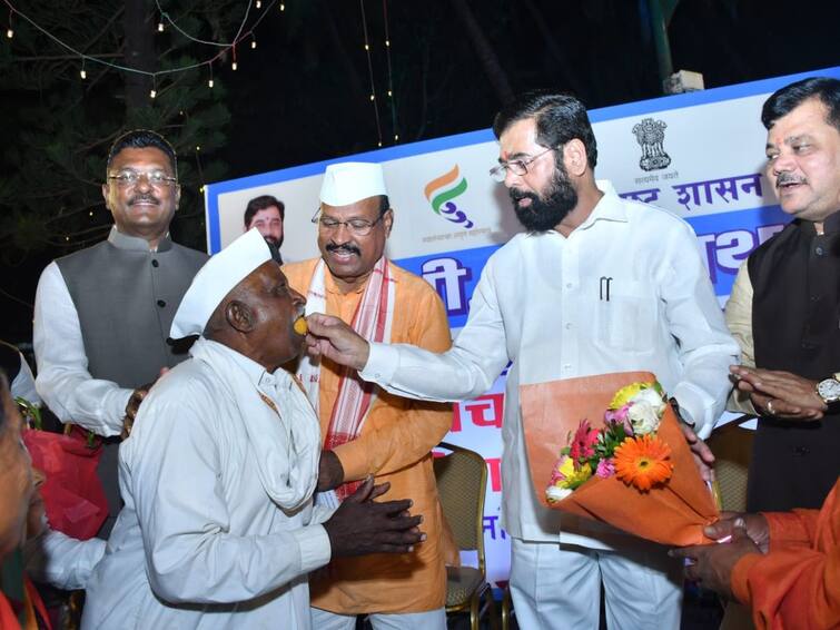 Chief Minister Eknath Shinde celebrated Diwali with farmers at his residence varsha   शेतकऱ्यांनी खचून जाऊ नये, सरकार पाठीशी; मुख्यमंत्र्यांच्या वर्षा निवासस्थानी शेतकऱ्यांसोबत दीवाळी साजरी 