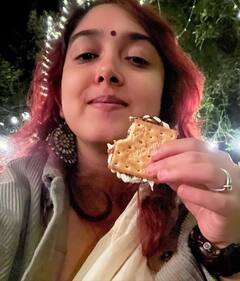 स्लीवलेस ब्लाउज-बेज साड़ी पहने दिवाली पर नुपुर की बाहों में दिखीं आमिर खान की बेटी इरा, सामने आईं ऐसी तस्वीरें