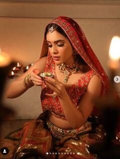 Neha Malik Diwali Look: ਸਿਰ 'ਤੇ ਦੁਪੱਟਾ.. ਮੱਥੇ 'ਤੇ ਟਿੱਕਾ, ਦੀਵਾਲੀ 'ਤੇ ਦੁਲਹਨ ਵਾਂਗ ਸਜੀ ਨੇਹਾ ਮਲਿਕ, ਖੂਬਸੂਰਤੀ ਦੇਖ ਹਾਰ ਬੈਠੋਂਗੇ ਦਿਲ