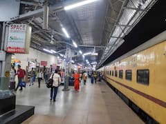 गुजरात में त्योहारी सीजन के दौरान रेलवे स्टेशनों पर दिखी खचाखच भीड़, राजस्व में हुई बढ़ोतरी