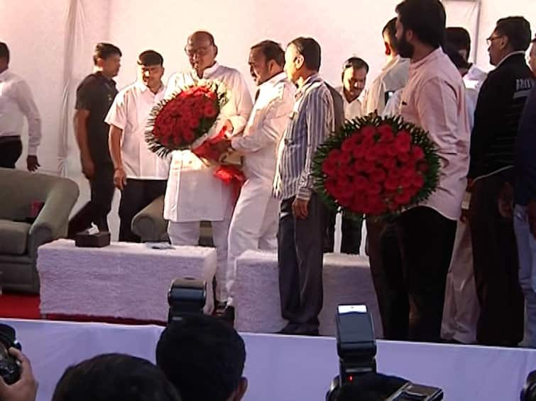 Diwali 2022 Activists crowd at Govindbaug in Baramati to wish the Pawar family Govindbaug Baramati : दिवाळीच्या शुभेच्छा देण्यासाठी गोविंद बागेत कार्यकर्त्यांची गर्दी, शरद पवारांसह अजित पवार सुप्रिया सुळे उपस्थित