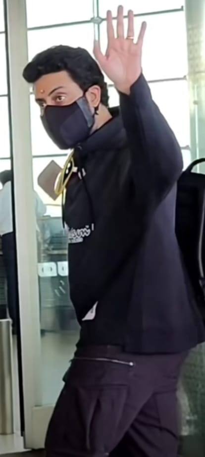 इस दौरान अभिषेक बच्चन के साथ ऐश्वर्या राय बच्चन और बेटी आराध्या बच्चन भी नजर आईं. तीनों इस बार पैप को बिना पोज दिए सीधे एयरपोर्ट के अंदर जाते नजर आए.