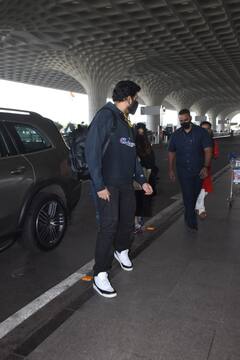 In Pics: बेटी और पति Abhishek Bachchan के साथ एयरपोर्ट पर स्पॉट हुई Aishwarya Rai, ऑल ब्लैक लुक में गईं छा