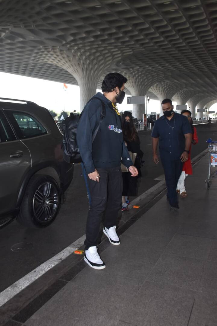 बॉलीवुड एक्टर अभिषेक बच्चन हाल ही में मुंबई एयरपोर्ट पर स्पॉट किए गए. तीनों दिवाली के बाद पहली बार साथ नजर आए हैं.