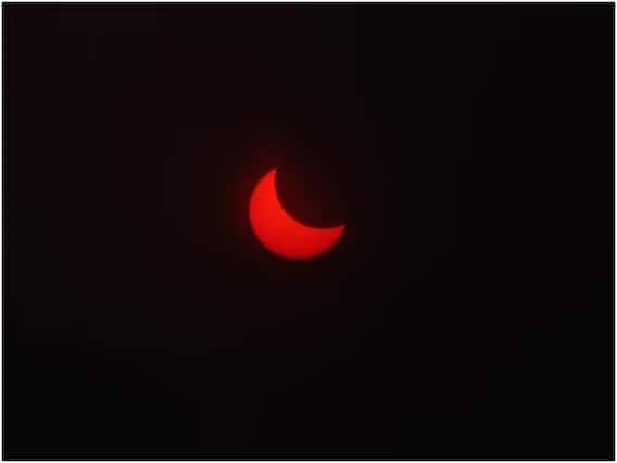 ભારતમાં સૌપ્રથમ સૂર્યગ્રહણ પંજાબના અમૃતસરના આકાશમાં જોવા મળ્યું હતું. આજની ખગોળીય ઘટના ઉત્તરપૂર્વના કેટલાક ભાગો સિવાય ભારતના મોટાભાગના ભાગોમાં જોવા મળી હતી. (ફોટો સોર્સ- ANI)