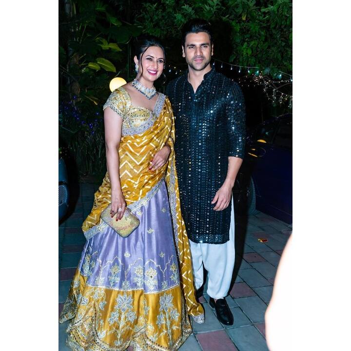 Divyanka Tripathi Diwali Photos: दिव्यांका त्रिपाठी (Divyanka Tripathi) टीवी इंडस्ट्री की फेमस और खूबसूरत एक्ट्रेसेस में से एक हैं. एक्ट्रेस सोशल मीडिया पर भी काफी एक्टिव हैं. जहां हाल ही में उन्होंने अपनी दिवाली सेलिब्रेशन की कुछ तस्वीरें शेयर की हैं.