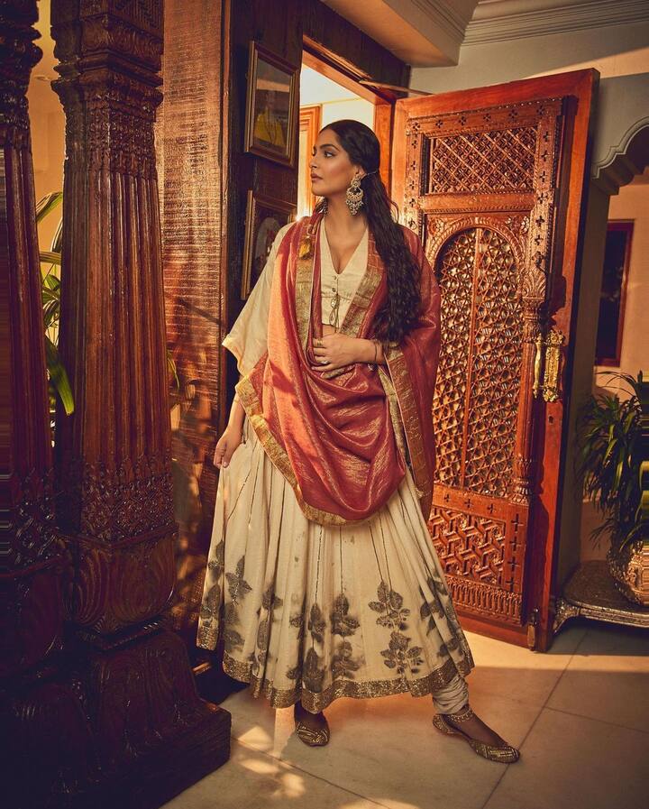 For Choti Diwali, Sonam went for traditional look and opted for a three piece anarkali dress by Re-ceremonial.