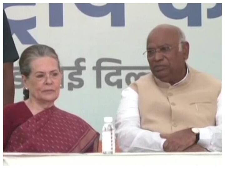 Mallikarjun Kharge announces steering committee names of 47 leaders including Sonia-Rahul Gandhi Congress Steering Committee: मल्लिकार्जुन खर्गे यांनी केली सुकाणू समितीची घोषणा, सोनिया-राहुल गांधींसह 47 नेत्यांची नावे