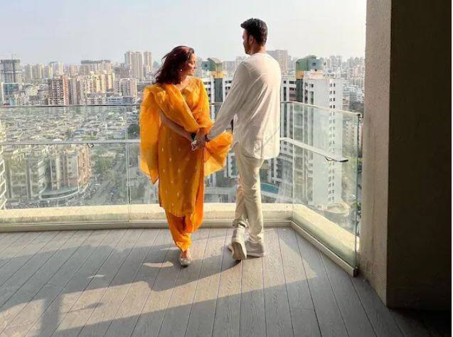 Ankita Lokhande Entertainment News: ਟੀਵੀ ਅਦਾਕਾਰਾ ਅੰਕਿਤਾ ਲੋਖੰਡੇ  (Ankita Lokhande) ਨੇ ਆਪਣੇ ਪਤੀ ਵਿੱਕੀ ਜੈਨ  (Vicky Jain) ਨਾਲ ਵਿਆਹ ਤੋਂ ਬਾਅਦ ਪਹਿਲੀ ਦੀਵਾਲੀ ਮਨਾਈ। ਅੰਕਿਤਾ ਨੇ ਇਸ ਖਾਸ ਸੈਲੀਬ੍ਰੇਸ਼ਨ ਦੀਆਂ ਕਈ ਤਸਵੀਰਾਂ ਅਤੇ ਵੀਡੀਓਜ਼ ਪ੍ਰਸ਼ੰਸਕਾਂ ਨਾਲ ਸ਼ੇਅਰ ਕੀਤੀਆਂ ਹਨ। ਪਰ ਇਸ ਰਿਪੋਰਟ 'ਚ ਅਸੀਂ ਤੁਹਾਨੂੰ ਅੰਕਿਤਾ ਦੀਆਂ ਦੀਵਾਲੀ ਦੀਆਂ ਫੋਟੋਆਂ ਨਹੀਂ ਦਿਖਾਉਣ ਜਾ ਰਹੇ ਸਗੋਂ ਉਨ੍ਹਾਂ ਦੇ ਖੂਬਸੂਰਤ ਘਰ ਦੀ ਇਕ ਝਲਕ ਦਿਖਾਉਣ ਜਾ ਰਹੇ ਹਾਂ।