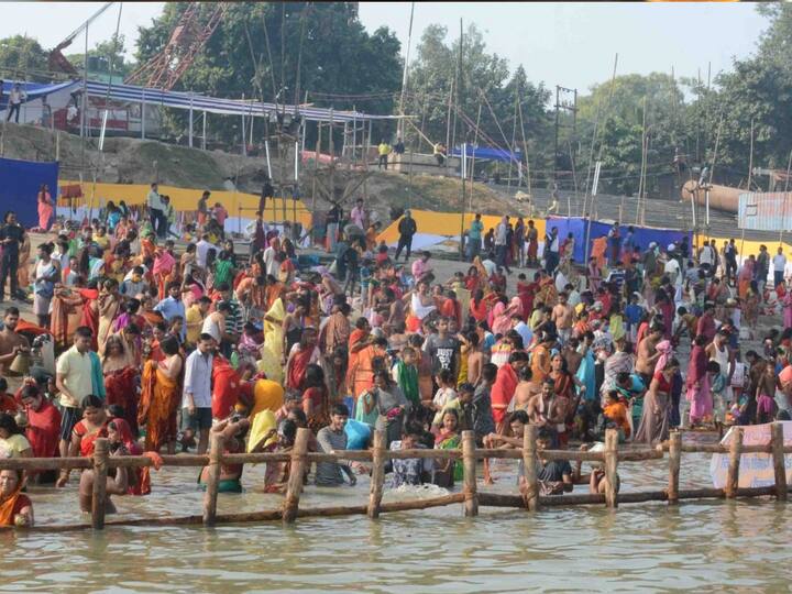 Unsurprisingly, the hub of the Chhath celebrations is the capital city of Bihar. As the Ganga River flows through the city, devotees swarm to its banks, with the Ganga Ghat beneath the Gandhi Setu serving as the primary gathering place. A lot of people also make their way to the numerous water bodies at sunrise and sunset to pray there. (Image Source: Twitter)