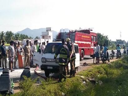 A car suddenly caught in a Fire accident Near pappireddipatti பாப்பிரெட்டிபட்டி அருகே சாலையில் சென்ற கார் திடீரென தீப்பிடித்து எரிந்து சேதம்