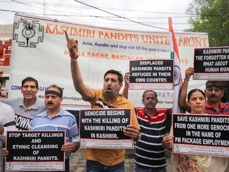 10 Kashmiri Pandit families left their village in Shopian Kashmiri Pandit News: टारगेट किलिंग ने मन में भरा डर, शोपियां में 10 कश्मीरी पंडित परिवारों ने छोड़ा अपना गांव