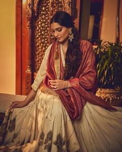 Diwali Bash: छा गया सोनम कपूर का शाही लिबास लुक, बेटे वायु संग सुपर क्यूट फोटो वायरल