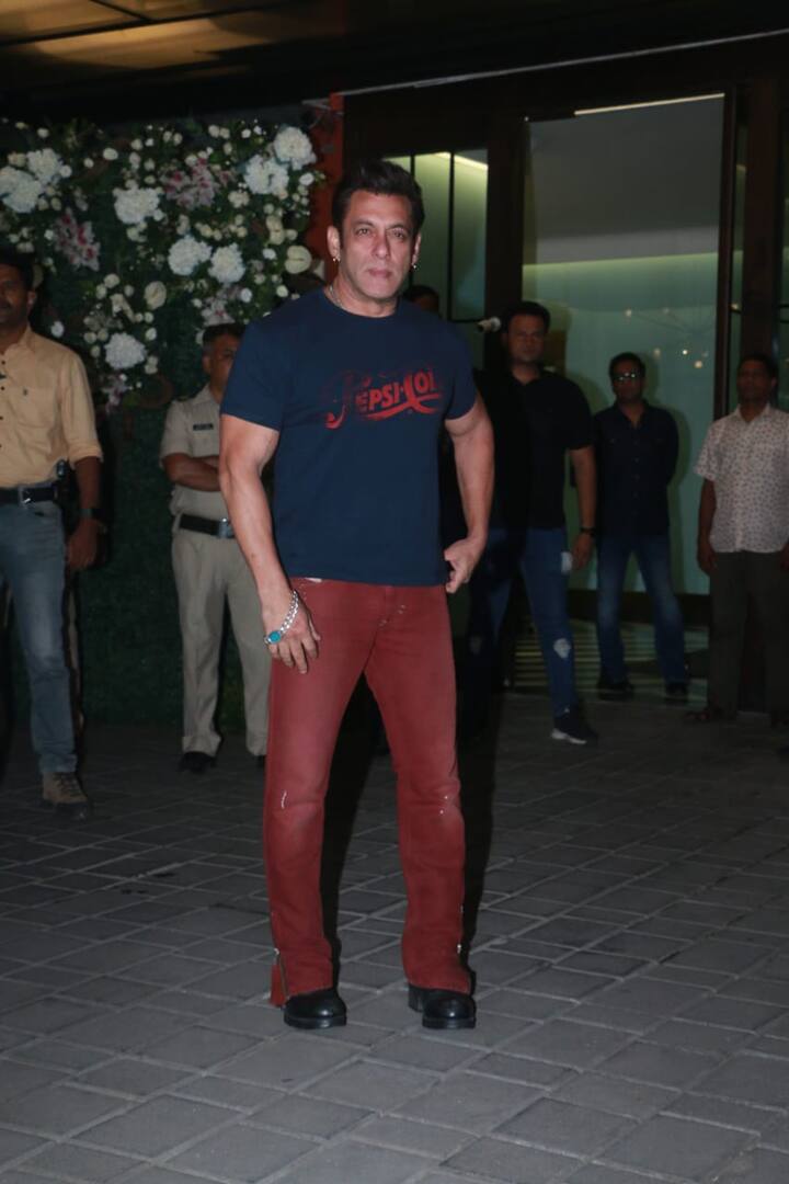 डेंगू होने के बाद ये सलमान खान की पहली पब्लिक अपीरियंस थी इसलिए उन्होंने पार्टी में जाने से पहले पैपराजी को जमकर पोज दिए.