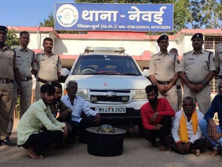 Durg Chhattisgarh Police arrested six accused of smuggling rare species of tortoise handed over to Forest Department ANN Durg News: दुर्लभ कछुए के साथ 6 गिरफ्तार, तंत्र-मंत्र के लिए होता है इस्तेमाल, कीमत जानकर हो जाएंगे हैरान