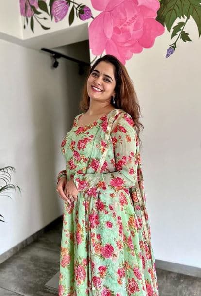 भाग्यश्री ही वेगवेगळ्या लूकमधील फोटो सोशल मीडियावर शेअर करते.