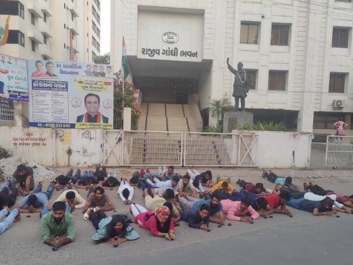 Ahmedabad Rajasthan unemployed Youth celebrated Diwali in Gujarat lying outside Congress office protest ANN Rajasthan News: राजस्थान के युवा बेरोजगारों की गुजरात में 'काली' दीवाली, कांग्रेस कार्यालय के बाहर लेटकर किया प्रदर्शन