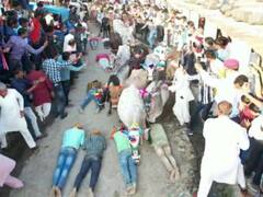 अंधविश्वास के चलते जान का जोखिम उठा रहे ग्रामीण, दीपावली के बाद निभाई जाती है ऐसी परंपरा