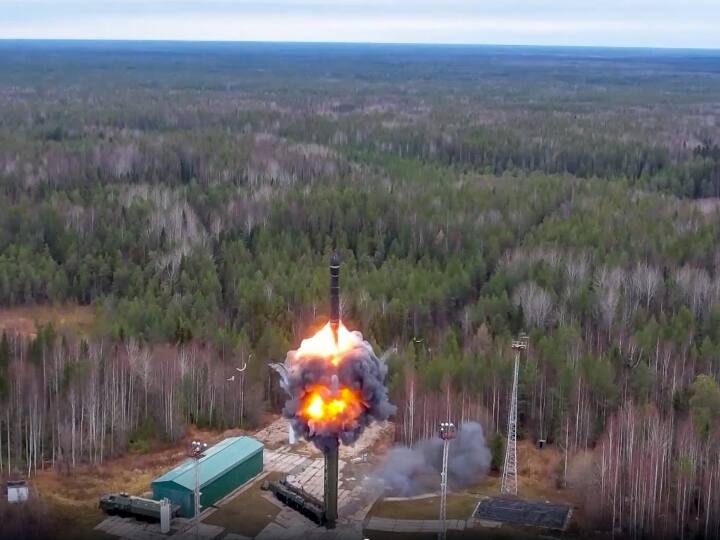 डर्टी बम एक टेक्टिकल न्यूक्लियर बम होता है. इसे किसी भी कन्वेशन्ल-हथियार या मिसाइल के वॉर-हेड में परमाणु या फिर कोई रेडियोएक्टिव मैटेरियल भरकर लॉन्च किया जाता है. इसका असर भी किसी परमाणु-बम से कम नहीं होता क्योंकि यूक्रेन न्युक्लियर-पावर नहीं है ऐसे में रूस का आरोप है कि यूक्रेन डर्टी बम का इस्तेमाल कर सकता है.